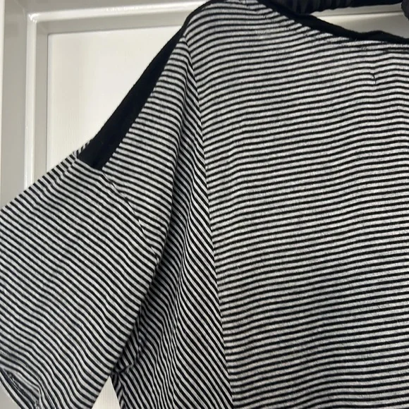 Simply vera Vera Wang black and gray, striped blouse, size XL. Super soft.Cute - Picture 9 of 10